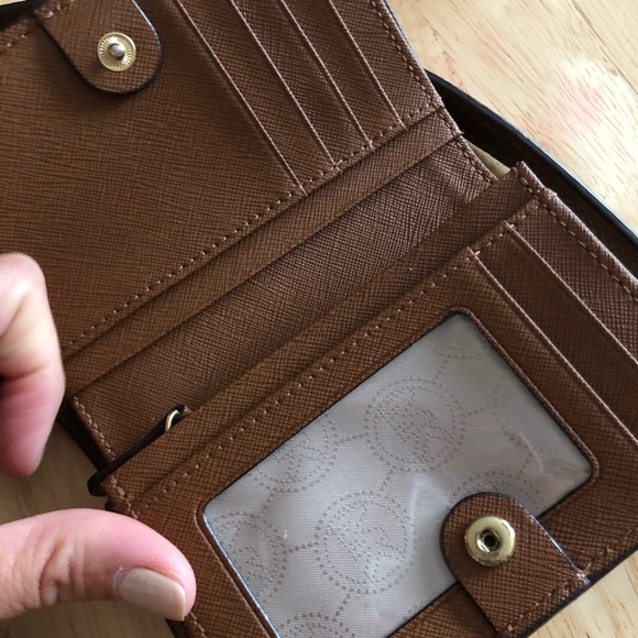 Leather cross body - Picture 2 of 3